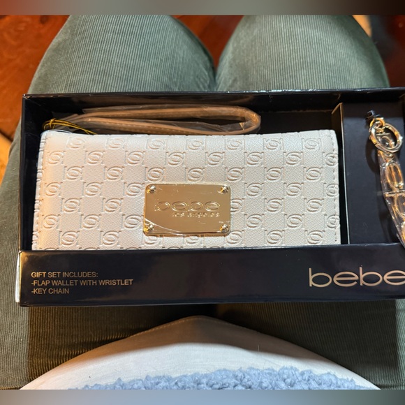 NWT!! Bebe Ivory Wristlet with Metallic Details - Picture 5 of 5